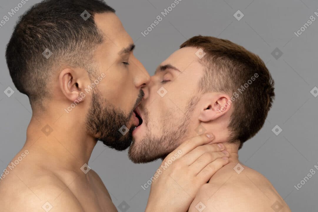 homem beijando